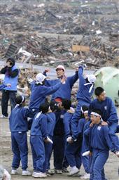 周辺に津波の傷痕が残る校庭で開かれた運動会で、騎馬戦をする市立小友中学校の生徒たち＝２２日午前、岩手県陸前高田市の市立小友小学校（京都新聞）